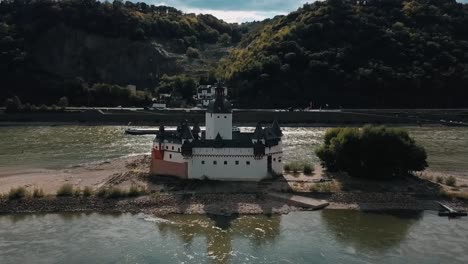 Ein-Lastkahn-Fährt-An-Der-Burg-Pfalzgrefenstein-Am-Rhein-In-Deutschland-Vorbei