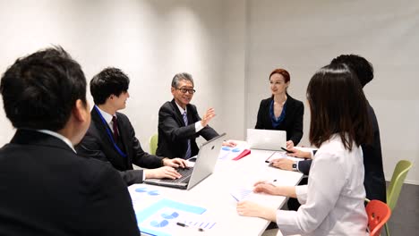 사무실에서 회의를 하는 사업가들