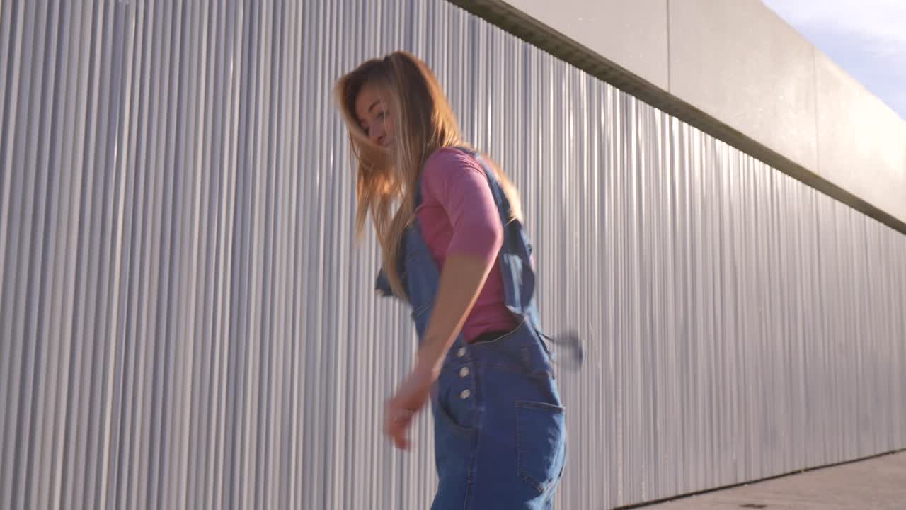 mujer bailando al aire libre
