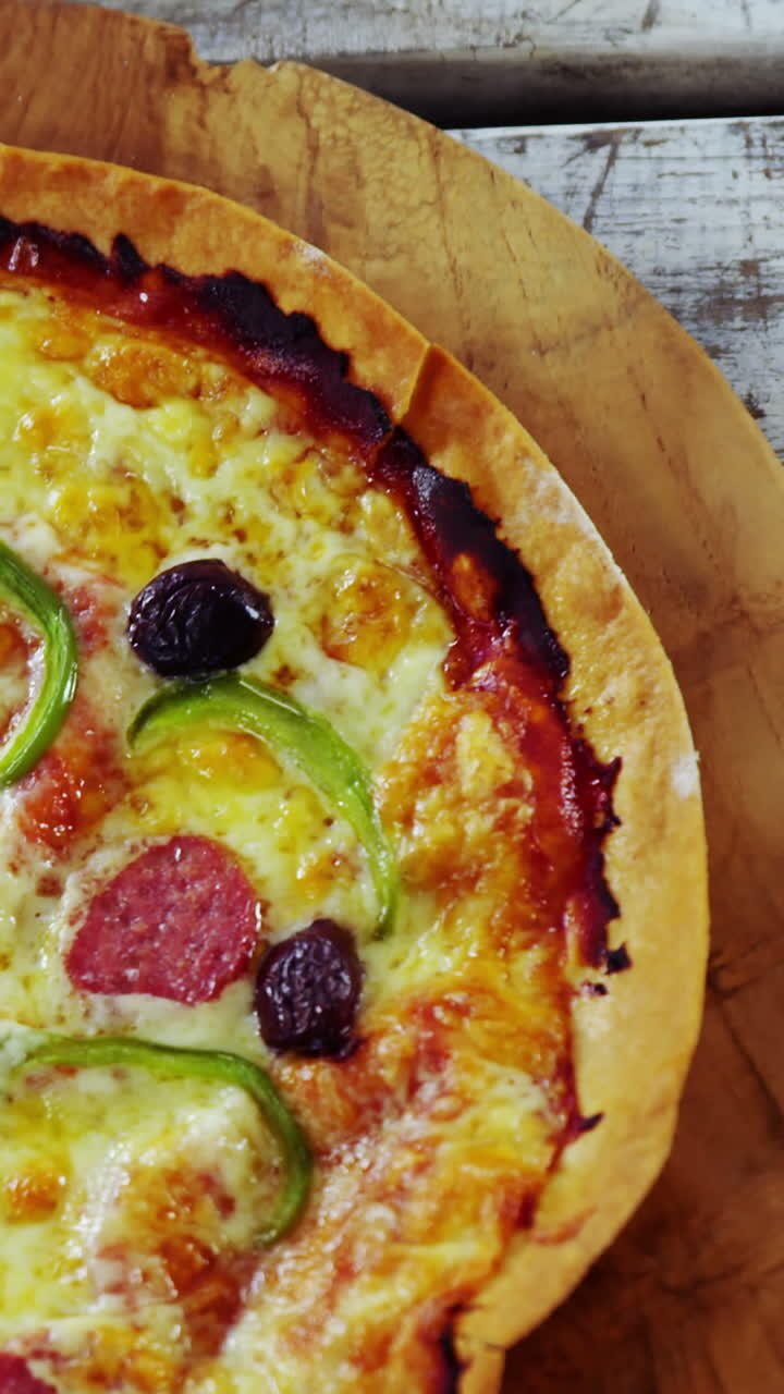 Pizza cotta al forno su tagliere di legno