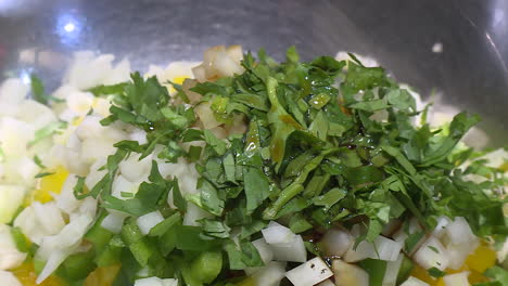 preparando una colorida ensalada de verduras