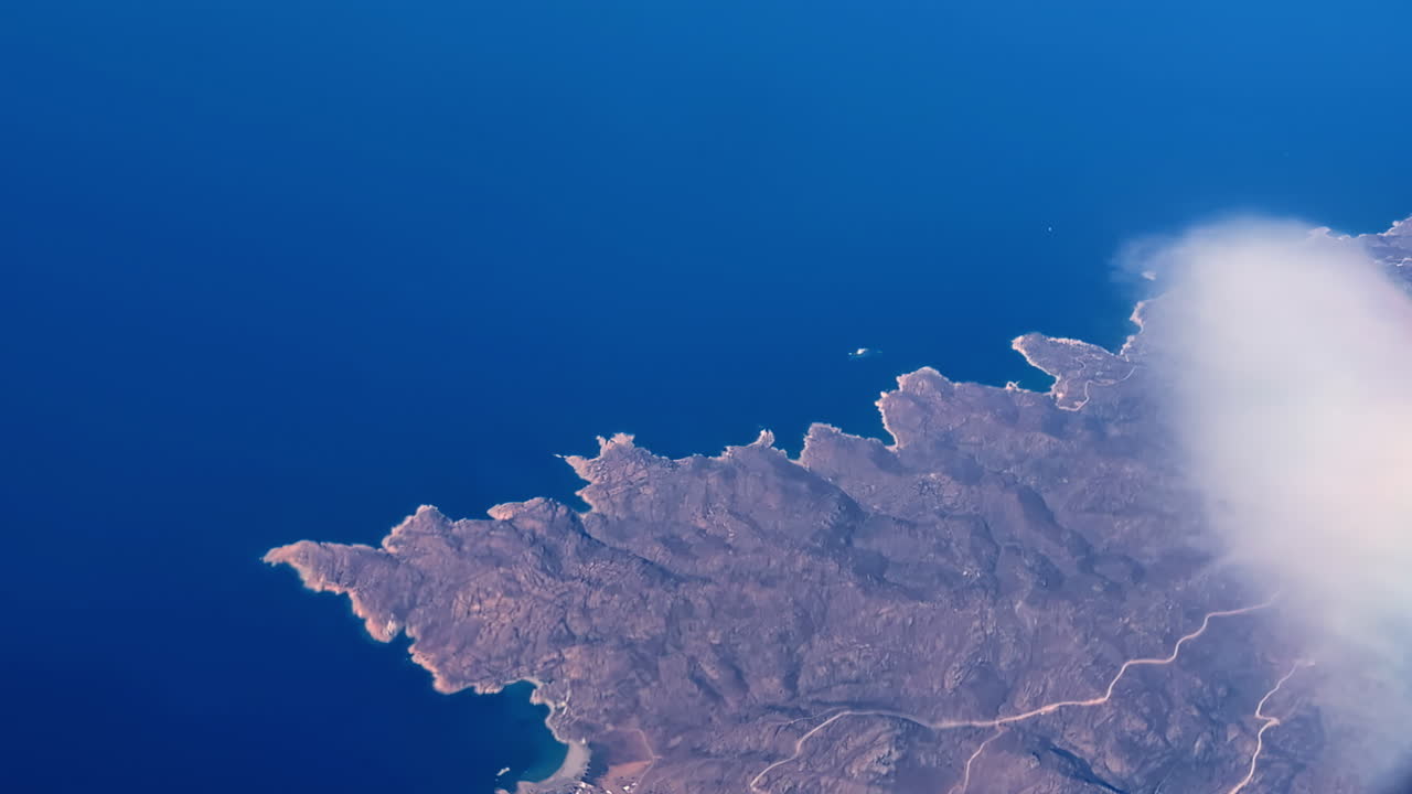 바위 가 있는 해안선 의 공중 사진