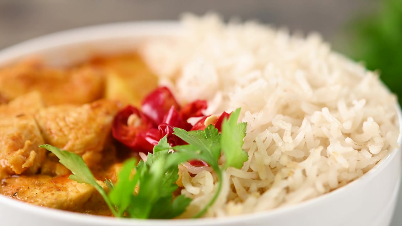 Bol de curry de pollo con arroz basmati al vapor