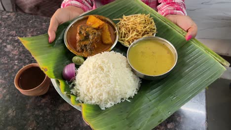 Plato-De-Pescado-Indio-O-Thali:-Marisco-Popular,-Comida-No-Vegetariana-De-Bengala-Servida-En-Una-Placa-De-Acero-O-Sobre-Hojas-De-Plátano