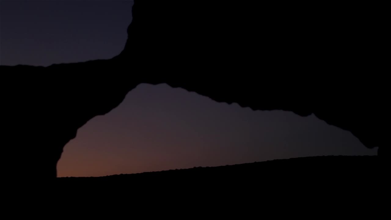 arco de roca en la silueta del atardecer