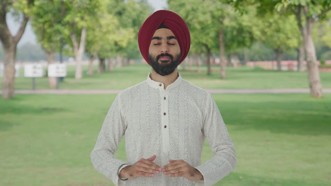 hombre indio sikh haciendo yoga en el parque