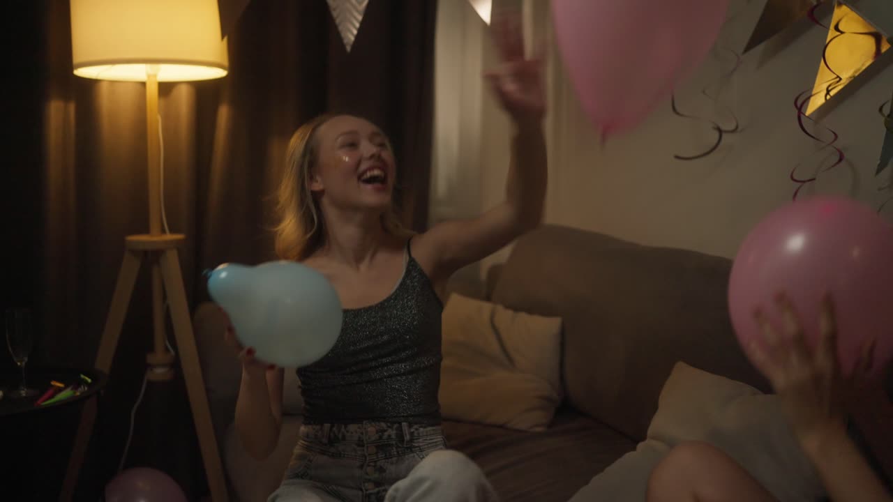 chicas adolescentes divirtiéndose en una fiesta en casa con globos