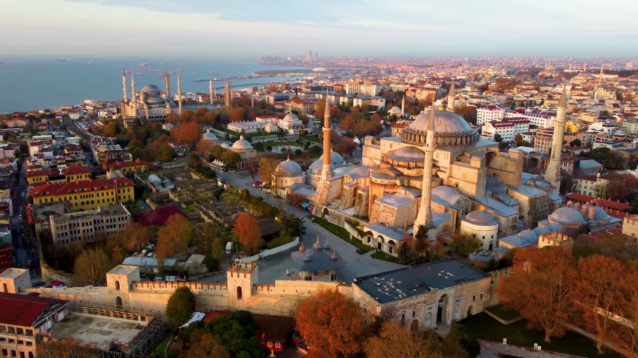 la ciudad más grande de turquía al amanecer. vista aérea de la mezquita de hagia sophia y vista de estambul durante el día
