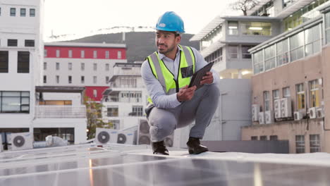 joven ingeniero o contratista inspeccionando la energía solar