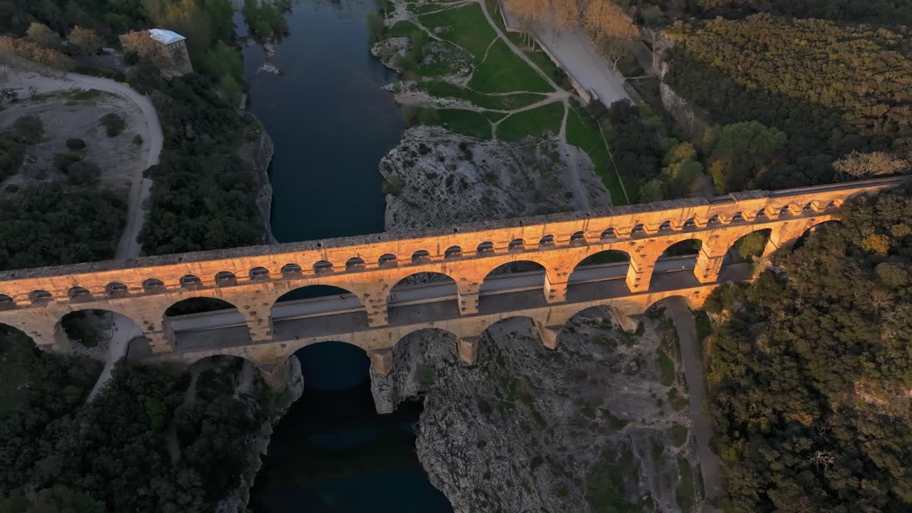 Vista aerea dell'imponente acquedotto romano Pont du Gard che attraversa un fiume in Francia