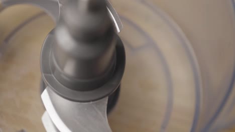 instale la hoja de corte de la licuadora en la máquina de torneado