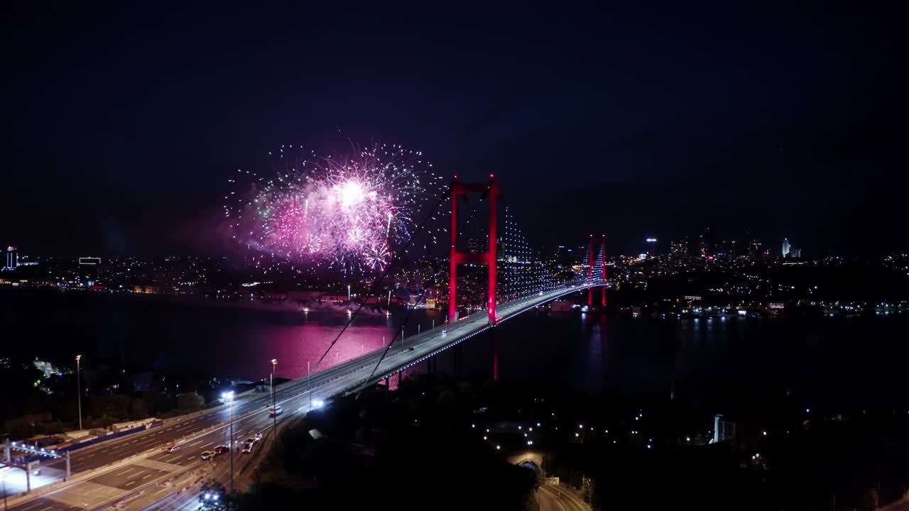 이스탄불 보스포루스 다리에서 불꽃놀이 쇼의 공중 풍경 (터키에서 4k 영상)