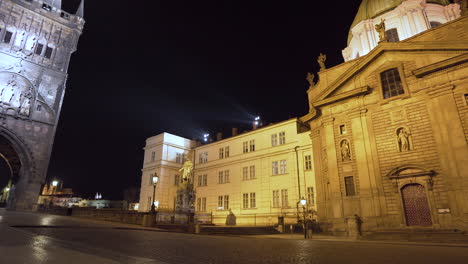 Iglesia-De-San-Francisco-De-Asís-Y-Torre-Del-Puente-De-La-Ciudad-Vieja-Por-La-Noche,-Praga,-República-Checa,-Bloqueo