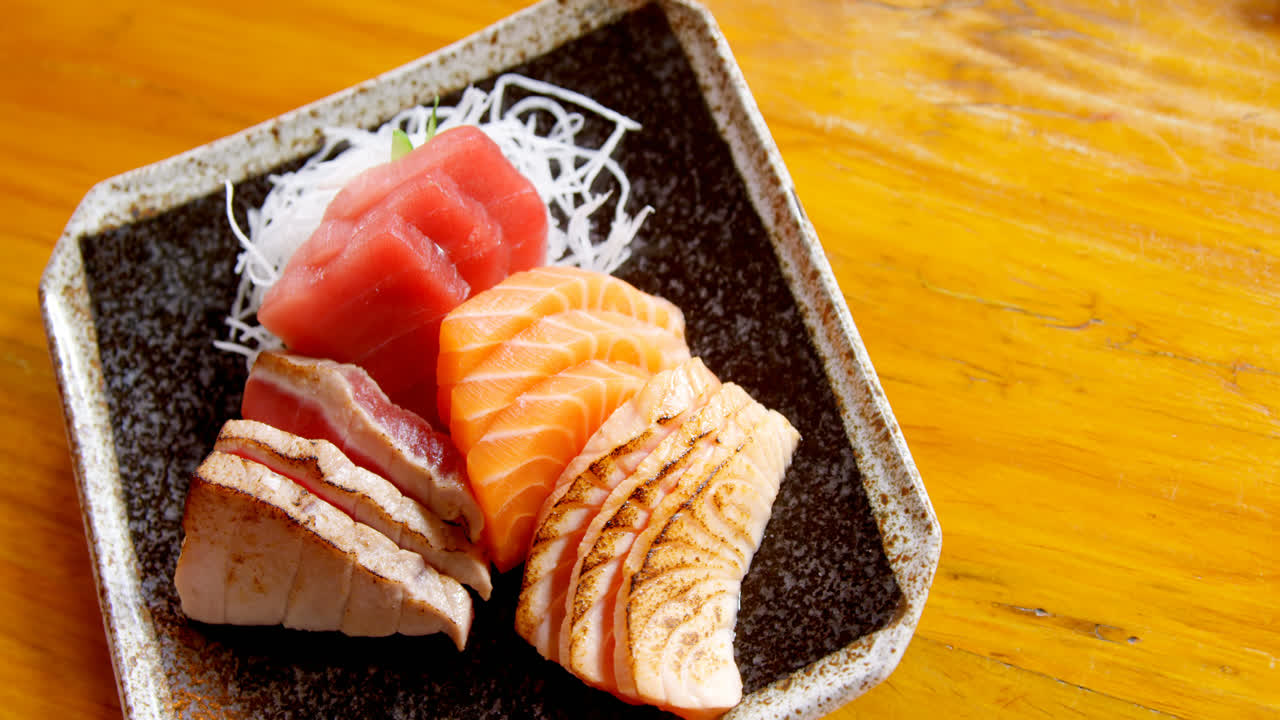 sushi servido en una bandeja de 4k