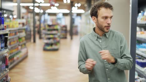 Hombre-En-Supermercado-Bailes-Positivos-Y-Tienda-De-Alimentos-Vacía