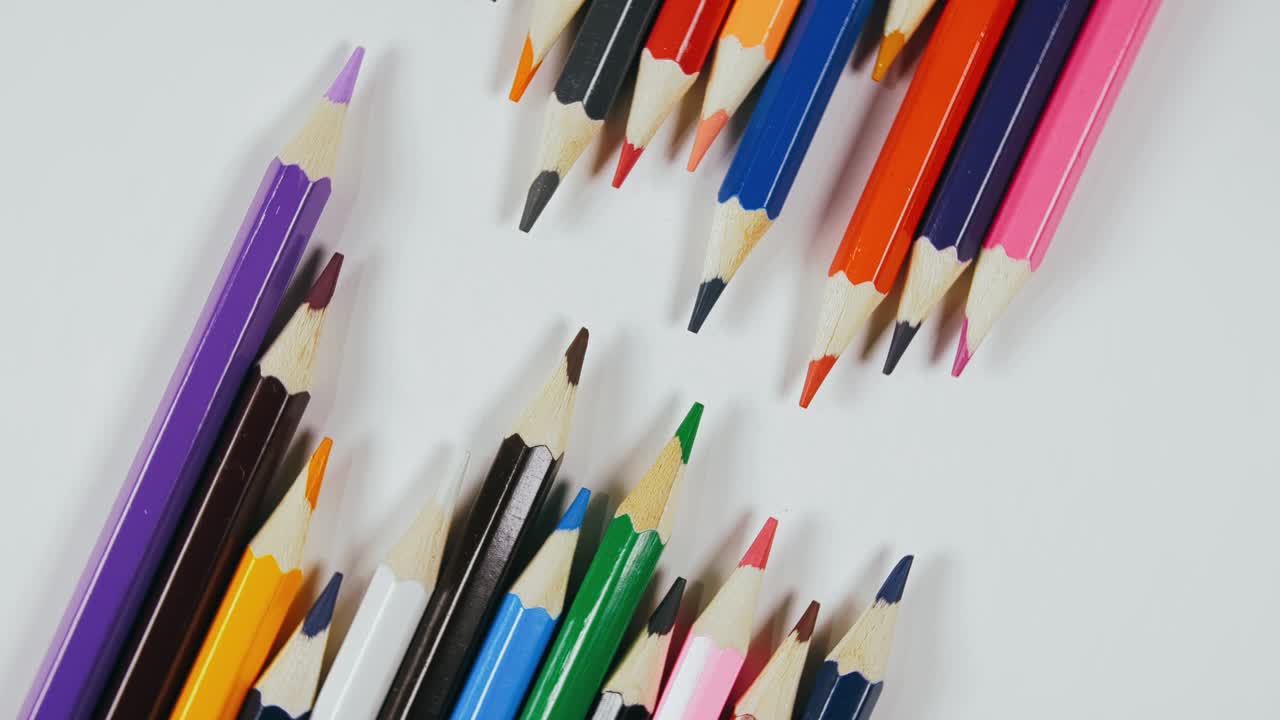 el bolígrafo se sintió en el tocadiscos. el marcador girar girar. girar, crear patrón, hacer el diseño de la forma del círculo. vista superior, colocación plana