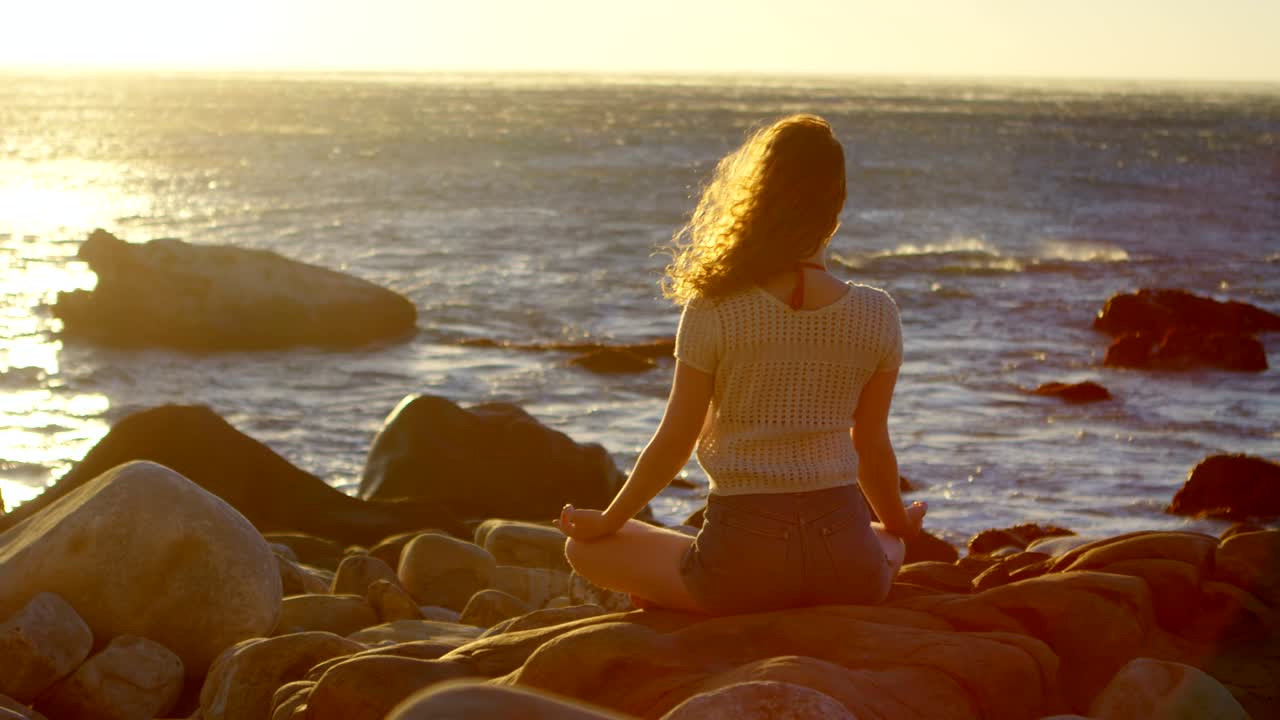 frau, die yoga am strand ausführt 4k