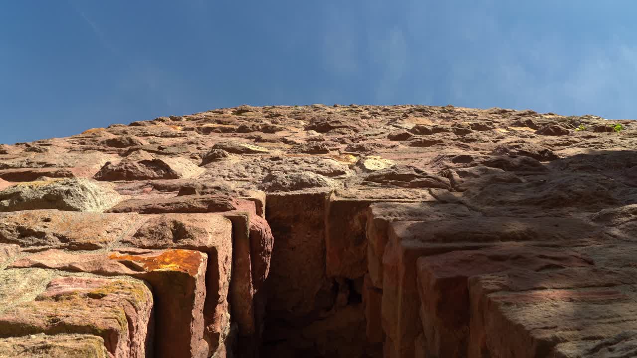 에구이스하임의 세 성의 돌로 된 경비탑은 매우 두고 튼튼한 돌로 만들어졌습니다.