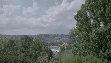 la cámara recorre la estación principal de stuttgart hacia un cielo nublado.