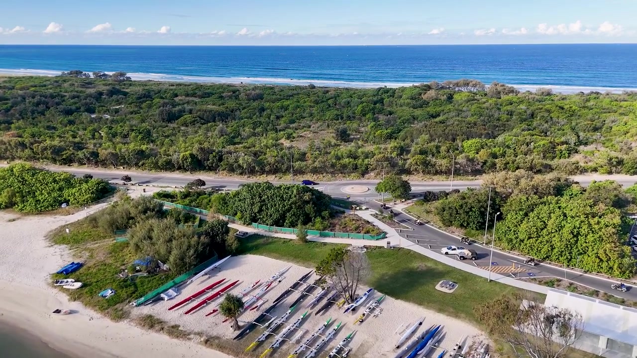 Ripresa aerea con drone di parco costiero, spiaggia e oceano a Main Beach, Queensland, Australia.