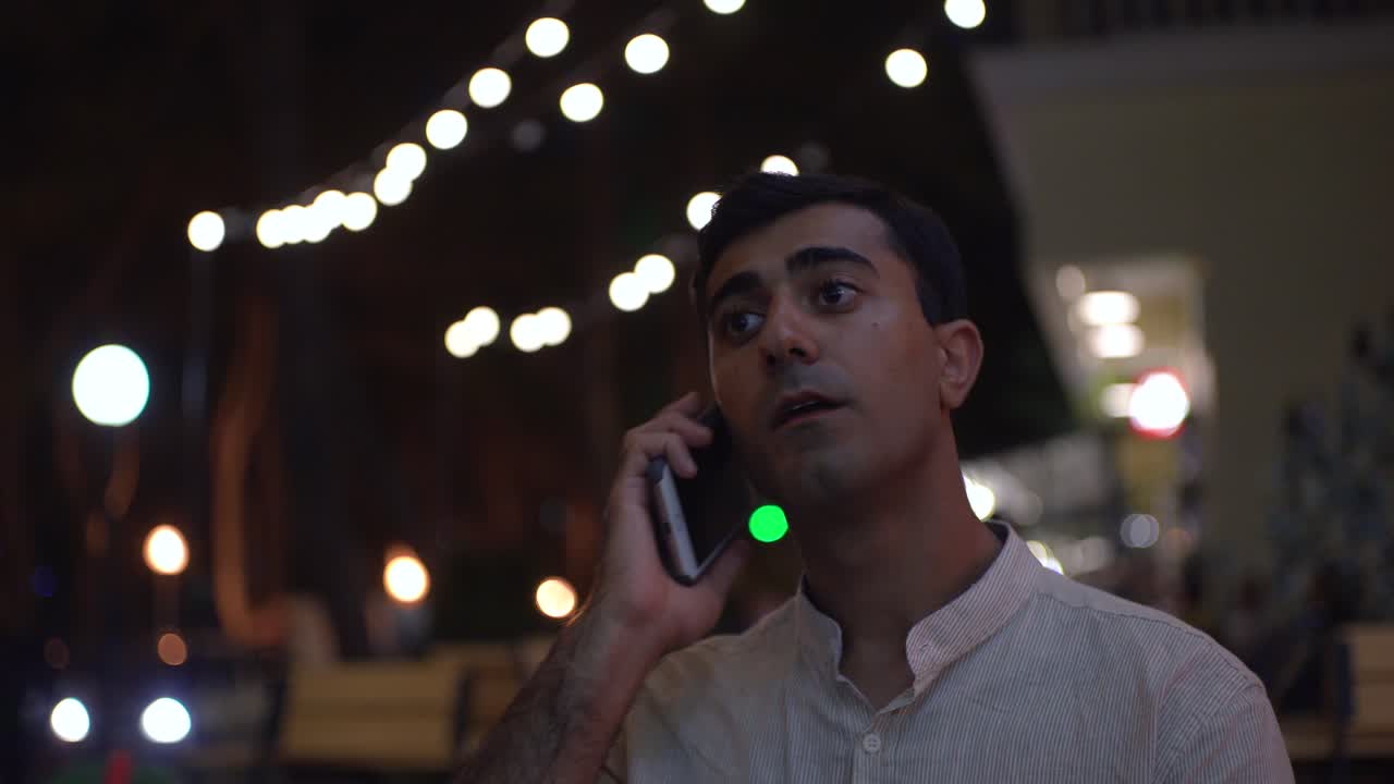 hombre hablando por teléfono en la noche