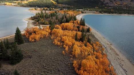 Vista-Aérea-De-La-Costa-Escénica-De-Los-Lagos-Gemelos-Colorado-Usa,-árboles-En-Colores-Otoñales,-Disparo-De-Drones