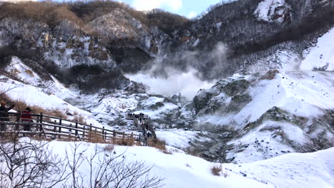 jigokudani, conocido en inglés como "el valle del infierno" es la fuente de aguas termales para muchos balnearios onsen locales en noboribetsu, hokkaido