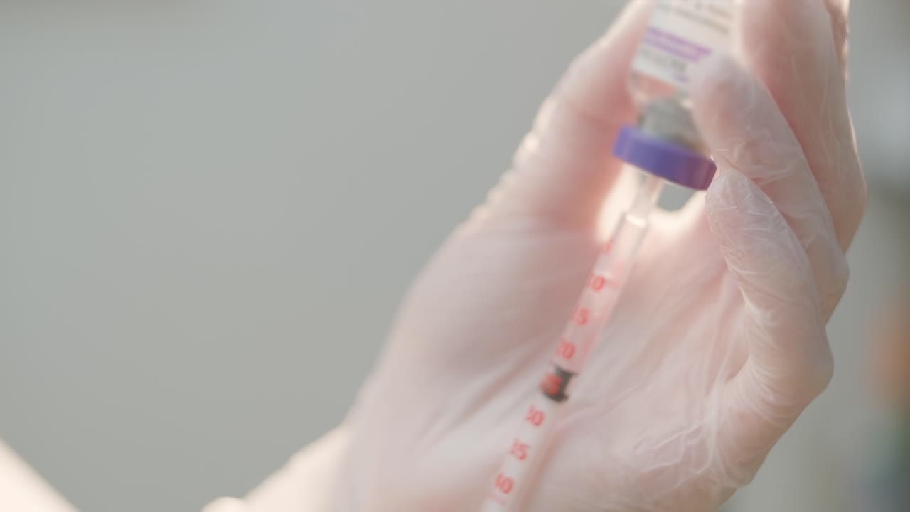 cosmetólogo que realiza el procedimiento de inyección facial