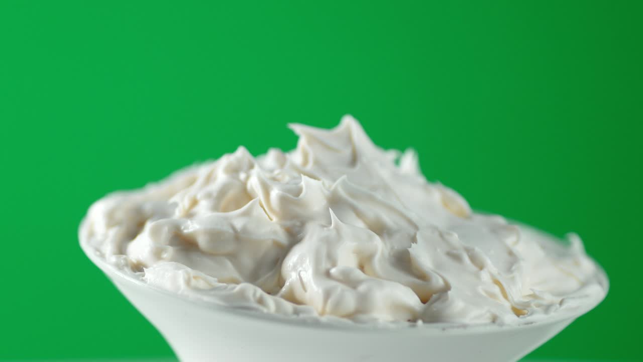 el queso mascarpone en el plato gira lentamente.