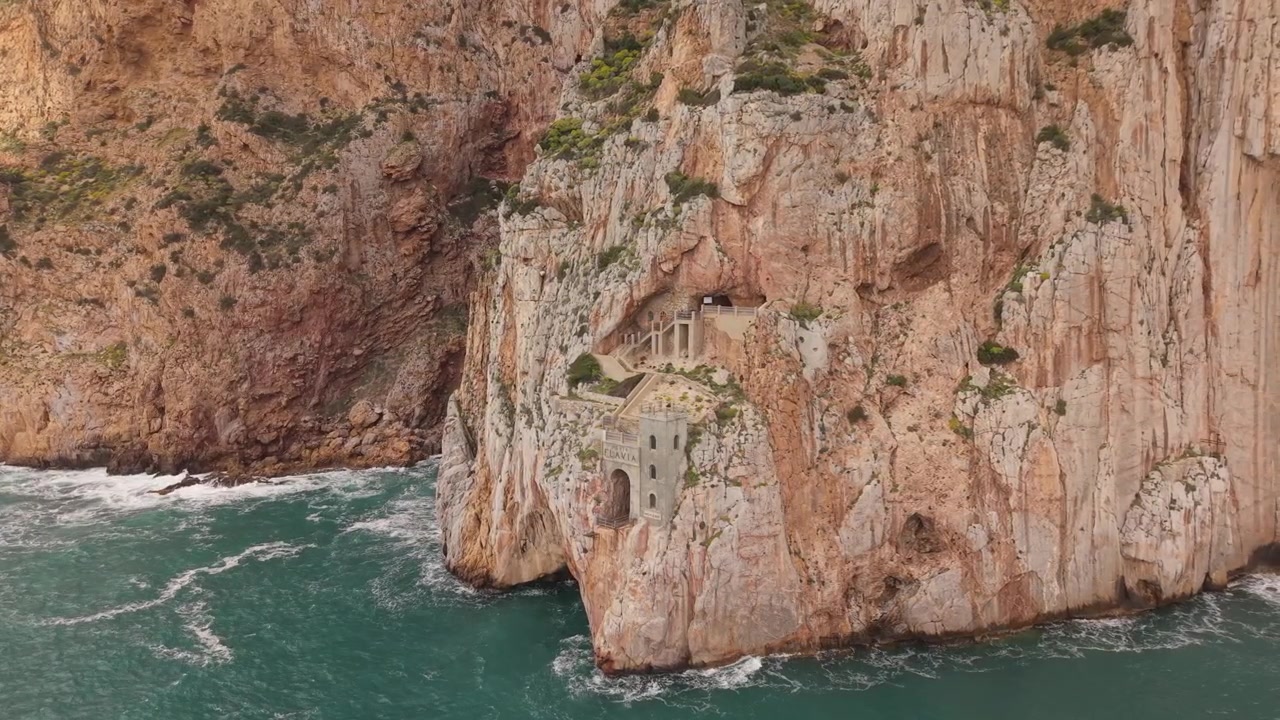 Porto Flavia scavato in ripide scogliere calcaree vicino a Masua, nella Sardegna sud-occidentale, Italia. Ripresa aerea.