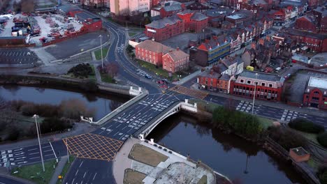 aéreo temprano en la mañana ciudad calle tráfico desplazamientos intersección carriles cruce curvo río retroceder órbita derecho