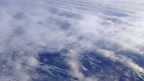 desierto de terranova y labrador territorio canadiense con rastro aéreo de condensación debido a la temperatura fría vista aérea