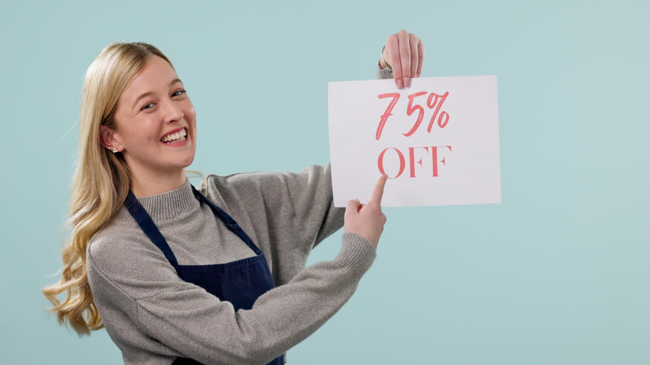 dueño de un negocio emocionado, cartel de venta