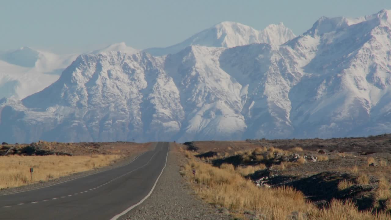 파타고니아의 외딴 안데스 지역으로 가는 빈 도로
