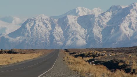 Eine-Leere-Straße-Führt-In-Die-Abgelegene-Andenregion-Patagoniens