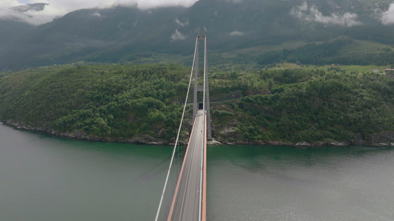 노르웨이의 아름다운 피요르드를 가로지르는 하르당에르 다리