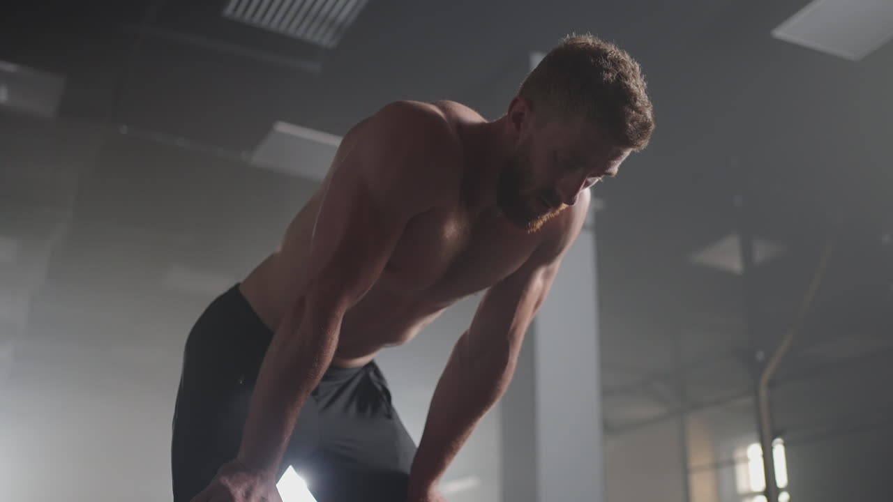 운동 훈련을 준비하고 있습니다. 피트니스 남자 운동 선수 크레이드 파우더 운동 선수 체육관에서 훈련 운동을 준비하고 있습니다. 보디빌딩 힘 운동 느린 동작을 준비하고 있습니다.