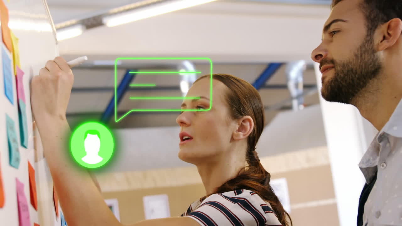 animación de perfiles e iconos de mensajes sobre hombre caucásico mirando a una mujer escribiendo en la pizarra