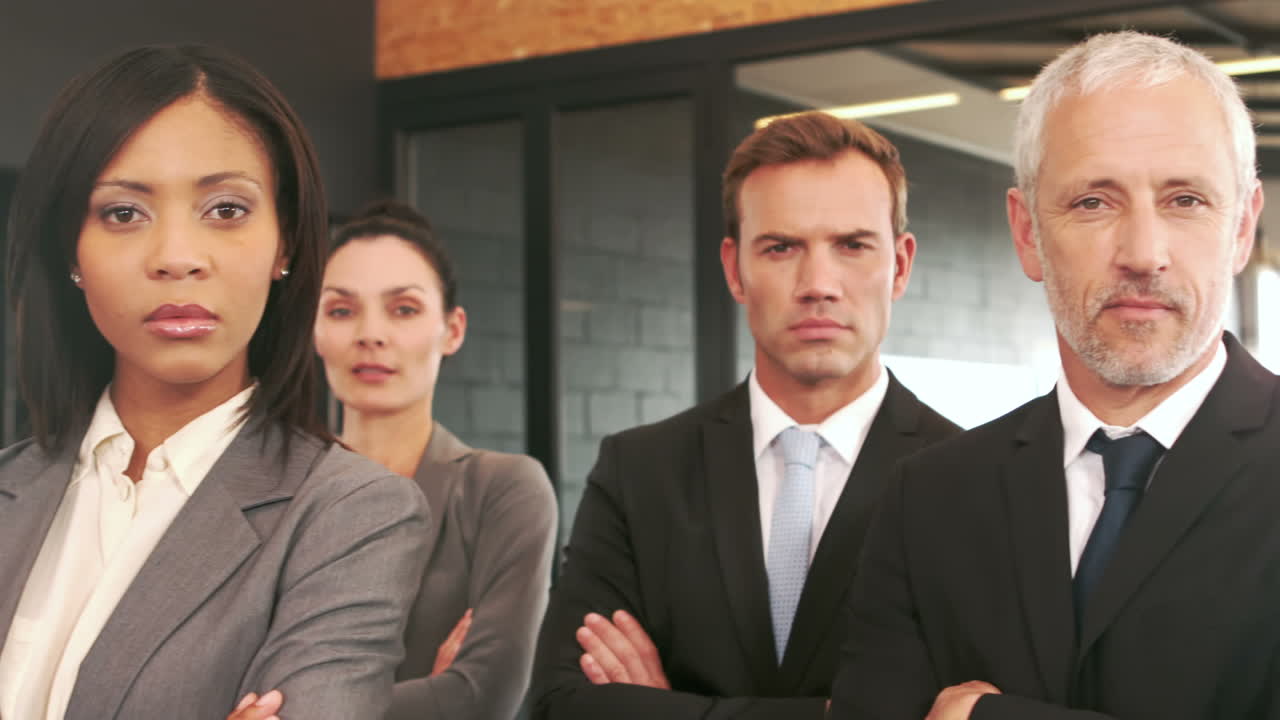 hombres de negocios sin sonreír con los brazos cruzados