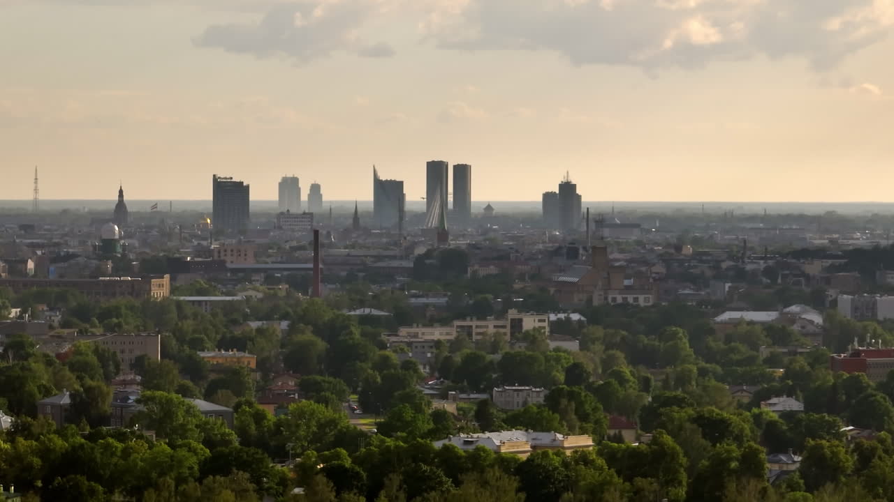 Luftaufnahme der Skyline von Riga, sommerliche goldene Stunde in Lettland