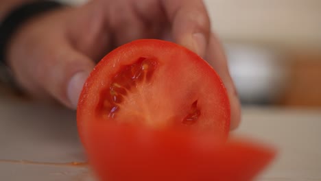 Cortando-Tomate-Fresco-Por-La-Mitad,-Siguiendo-El-Cuchillo,-Cámara-Lenta-Hacia-Abajo