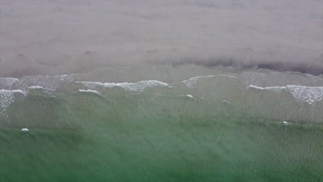 Playa-Noruega-Con-Agua-Verde-Y-Olas