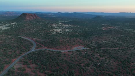 comienzo del sendero aerie en sedona, arizona, ee.uu. con doe mountain en el fondo