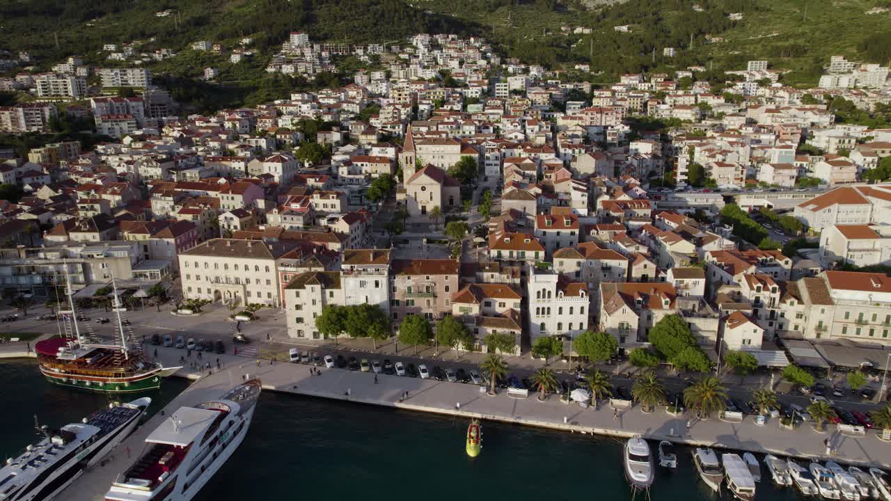 크로아티아의 아드리아 해 연안에 있는 마카르스카 항구에서 비행