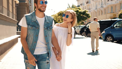 una pareja caminando por la ciudad.