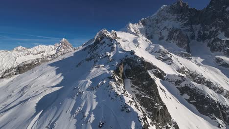 impresionante vista aérea de las crestas cubiertas de nieve de chamonix con pistas de esquí grabadas en las prístinas laderas blancas