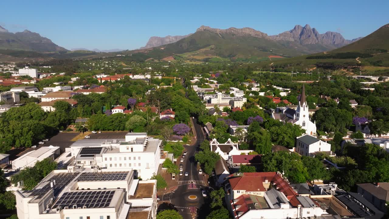 남아프리카 공화국의 아름다운 스텔렌보시 (stellenbosch) 위에서 드론으로 촬영된 사진입니다.