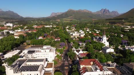 estableciendo el drone disparado por encima de la hermosa stellenbosch, sudáfrica.