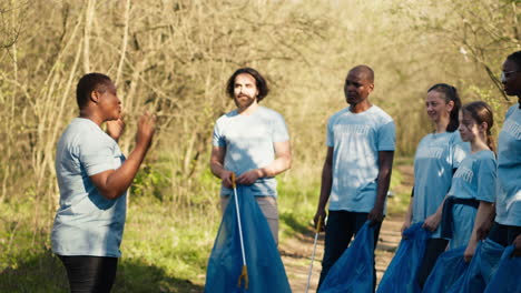 grupo diverso de voluntarios que luchan contra la contaminación forestal recogiendo basura