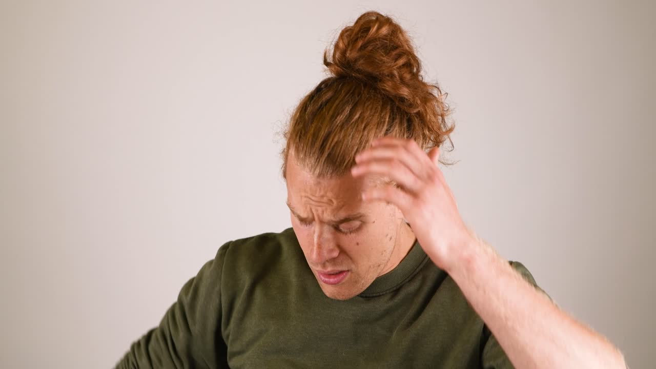 испытывать грустные эмоции, плакать, звонить по телефону и испытывать облегчение